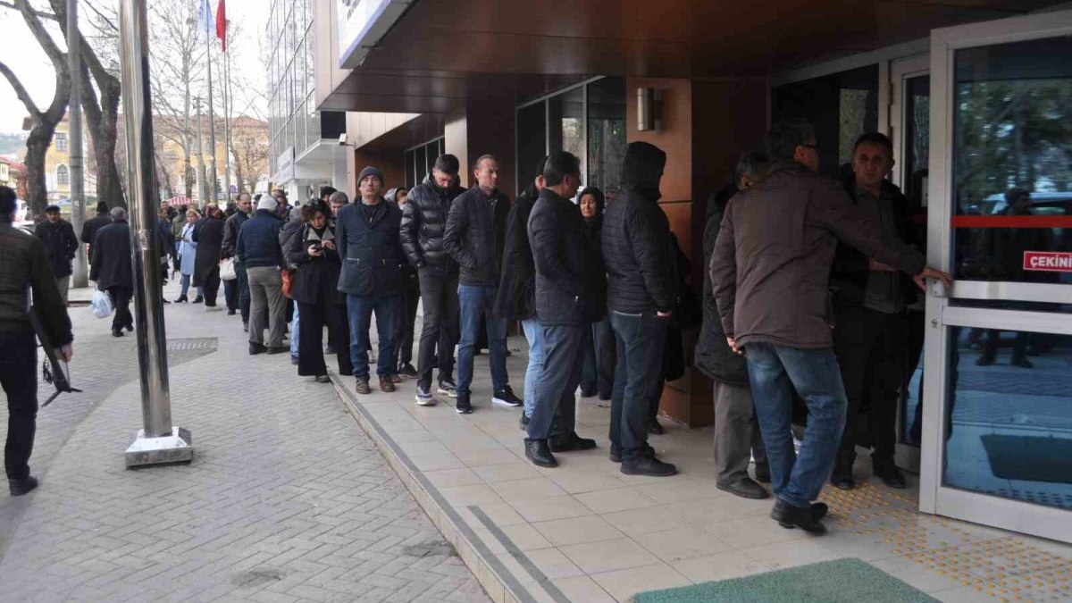 SGK önündeki EYT kuyrukları devam ediyor
