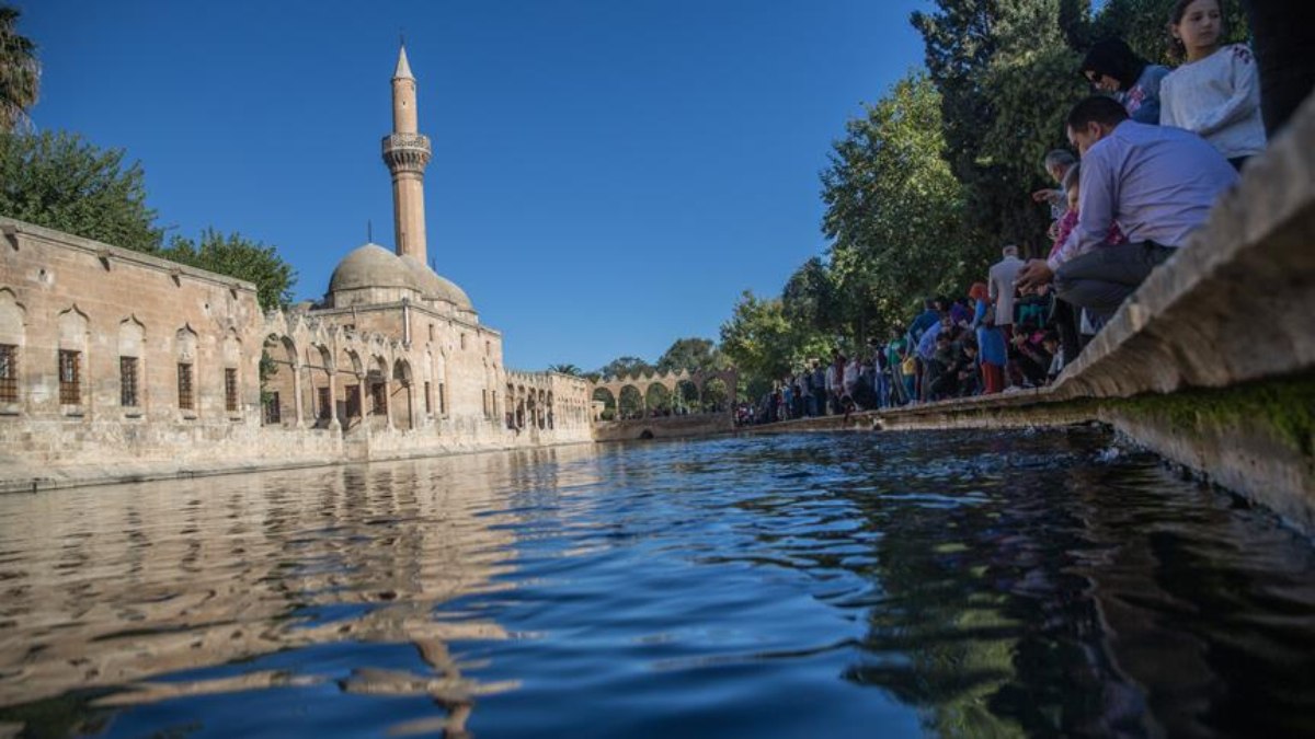 Alevler suya, odunlar balığa dönüştü: Balıklıgöl'ün hikayesi