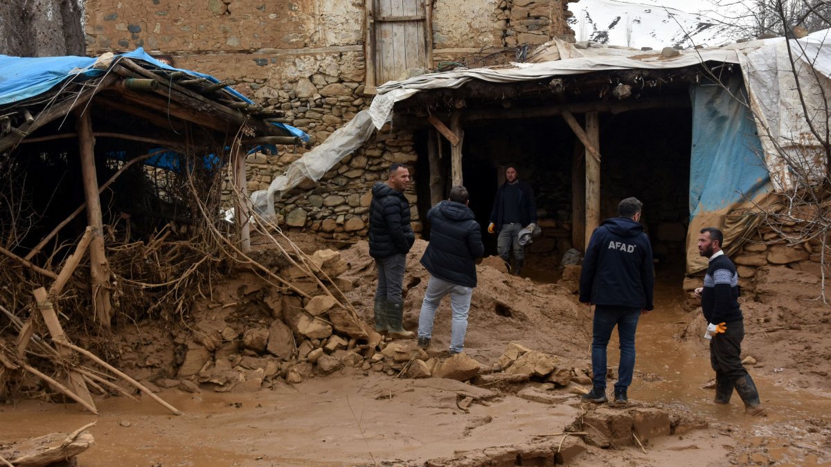 Bitlis'teki gölet taştı: 210 dekar tarım alanı zarar gördü
