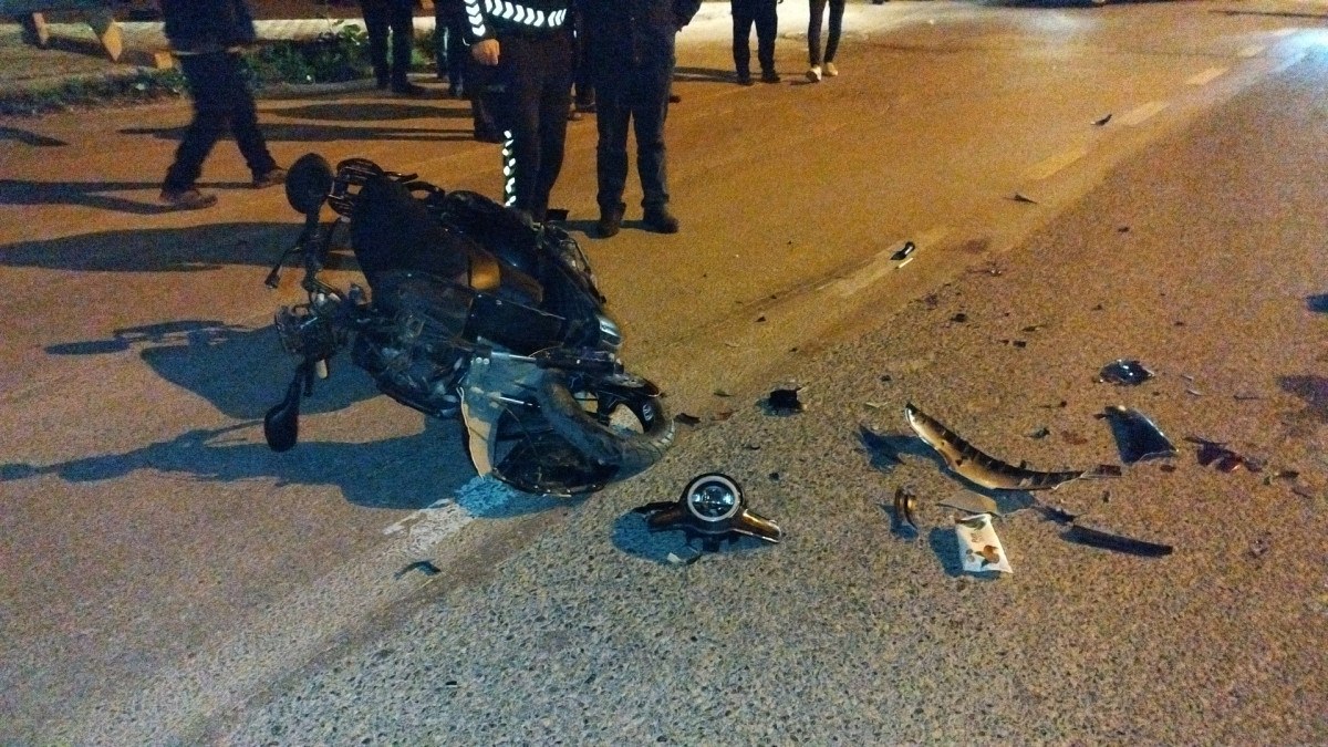 Bursa'da iki motosiklet kafa kafaya çarpıştı: 1'i ağır 2 kişi yaralandı