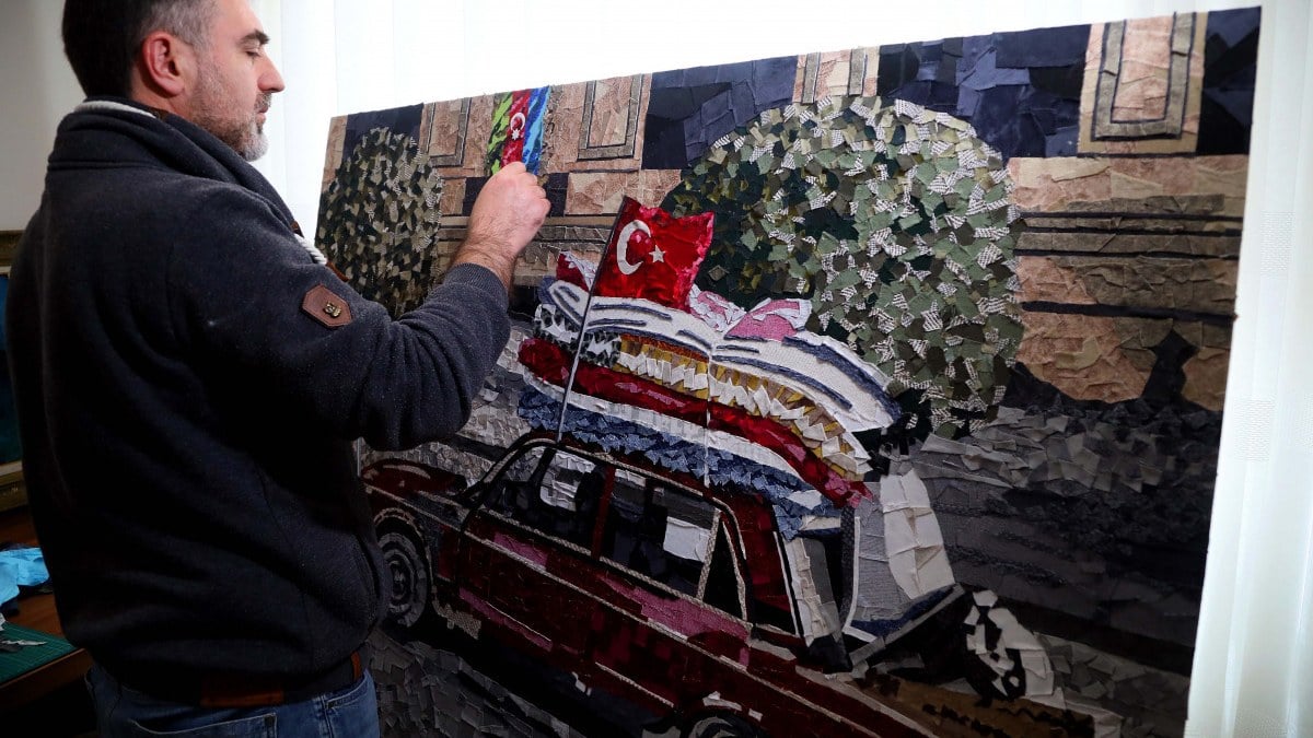 Antalya'da depremin simge fotoğrafını kumaş parçalarıyla tuvale aktardı