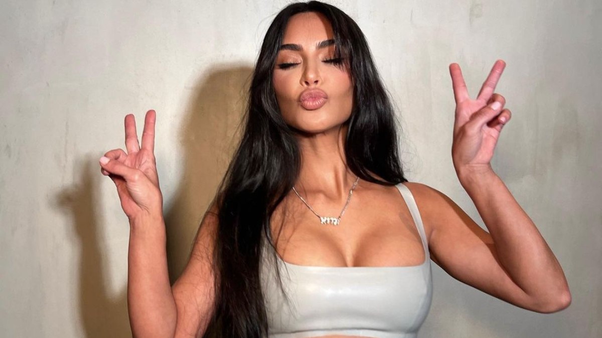 Kim Kardashian'dan yatak pozu