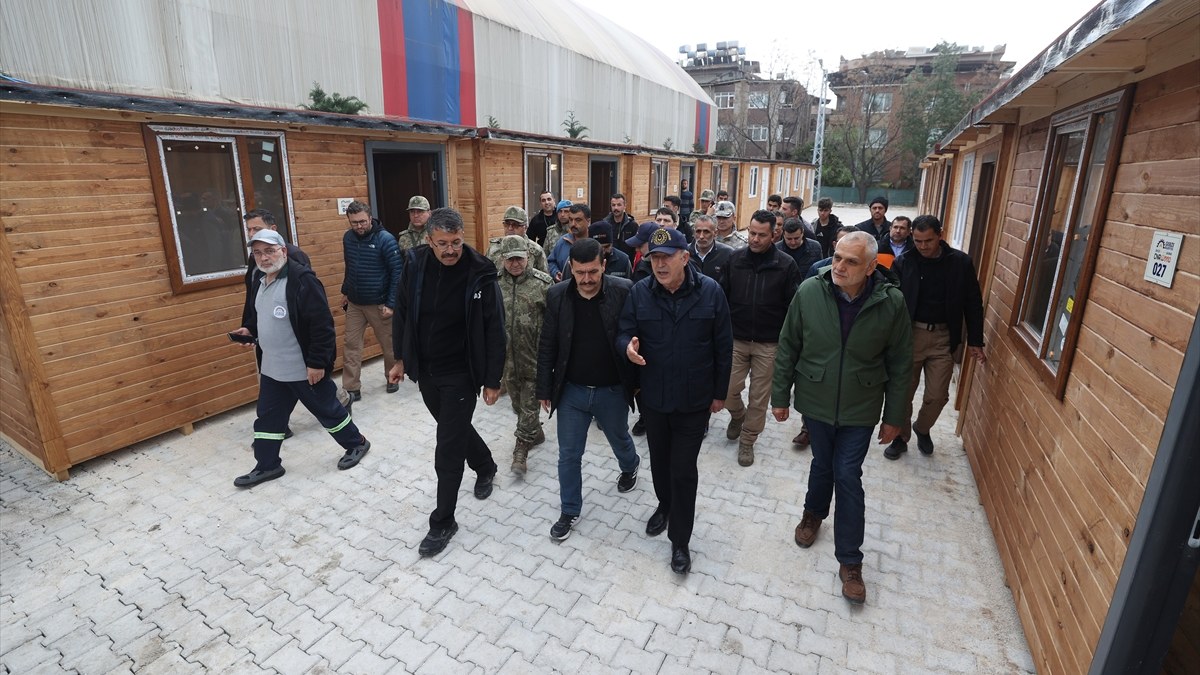 Hulusi Akar, Hatay'da esnaf için kurulan prefabrik çarşıyı inceledi