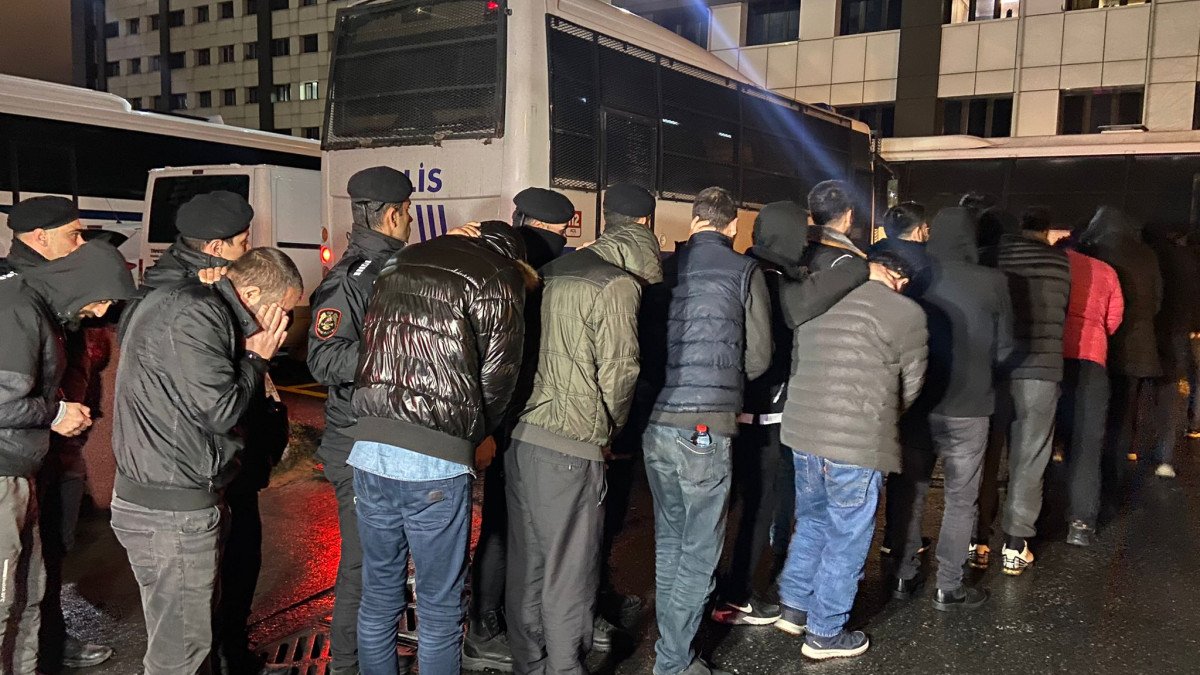 İstanbul'da Kökünü Kurutma Operasyonu'nda gözaltındaki 161 şüpheli adliyeye sevk edildi