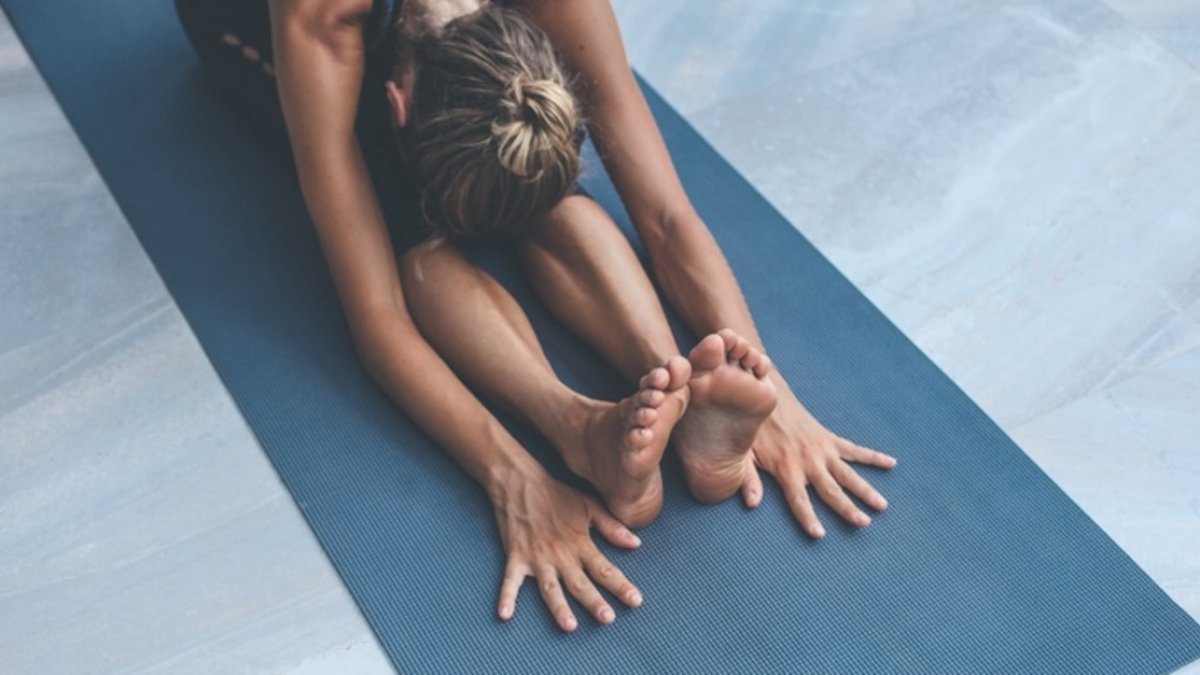 Uzun uçuşlarda rahatlamanızı sağlayacak 9 yoga hareketi