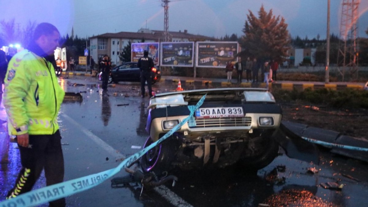 Nevşehir'de AFAD'ın minibüsü ile çarpışan otomobil ikiye bölündü
