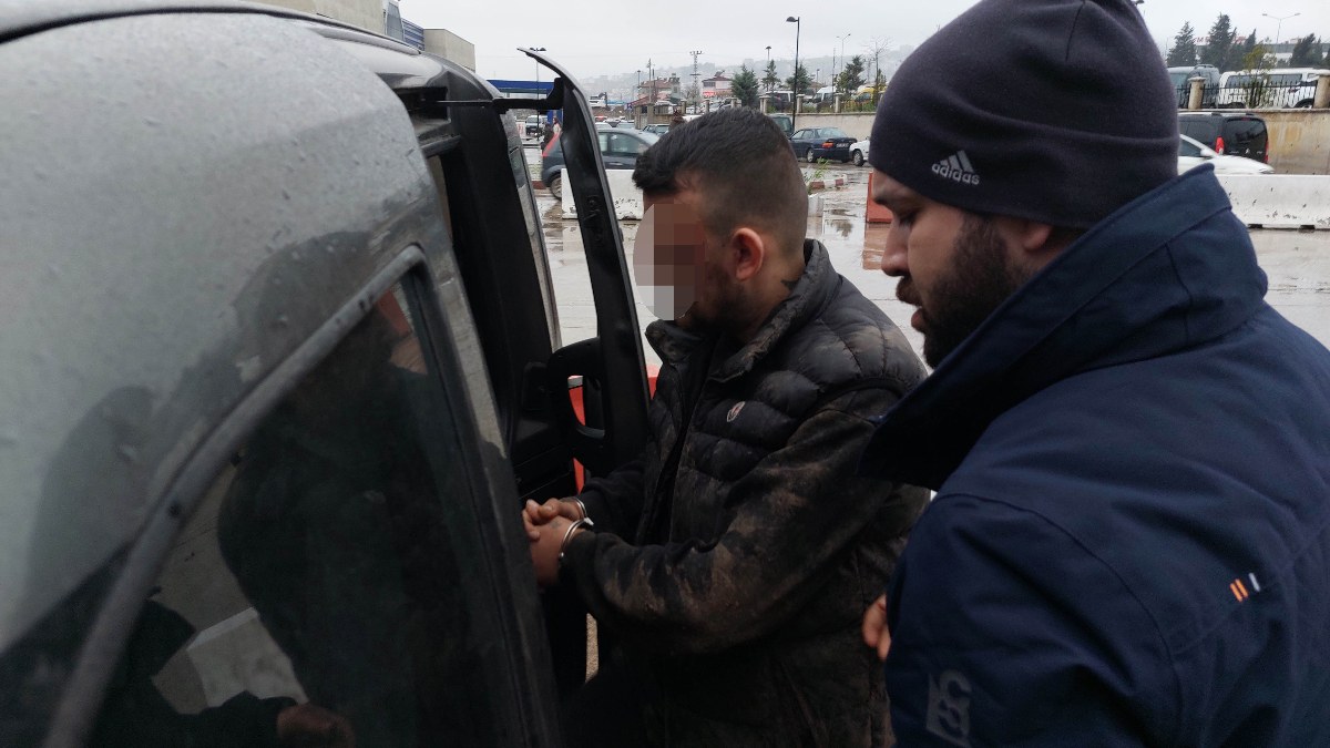 Samsun'da duraktan taksi çaldı! Kovalayan 3 polis arabasına zarar verdi