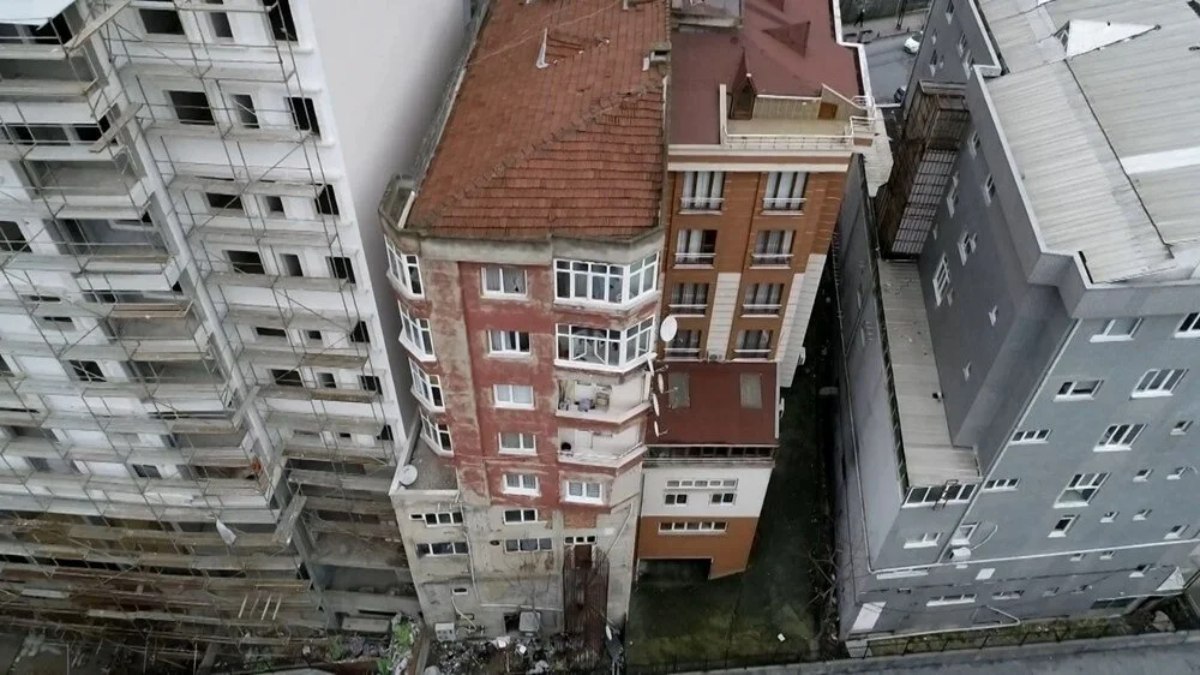 Bağcılar'da üst üste inşa edilen ve deprem korkusu saçan bina yıkılıyor