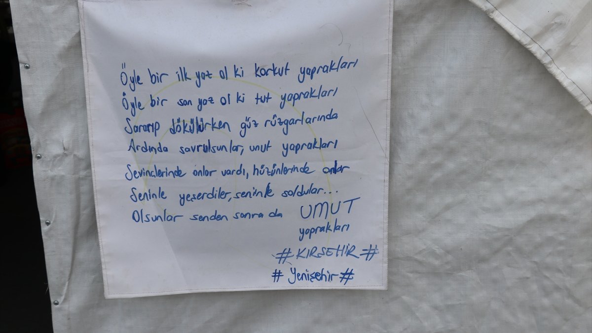 Hatay'da yardım ekiplerinin çadırlara yazdığı notlar