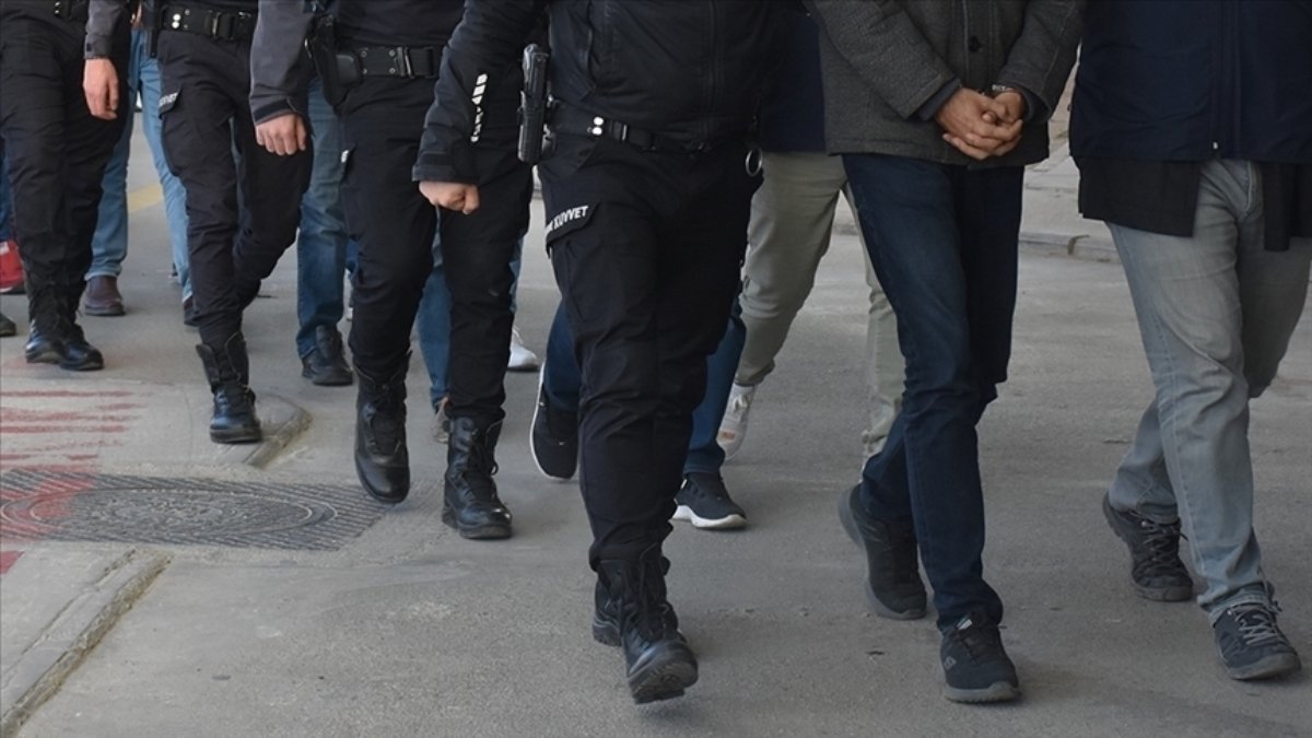 İzmir merkezli düzenlenen FETÖ operasyonunda gözaltına alınanlardan 30'u tutuklandı