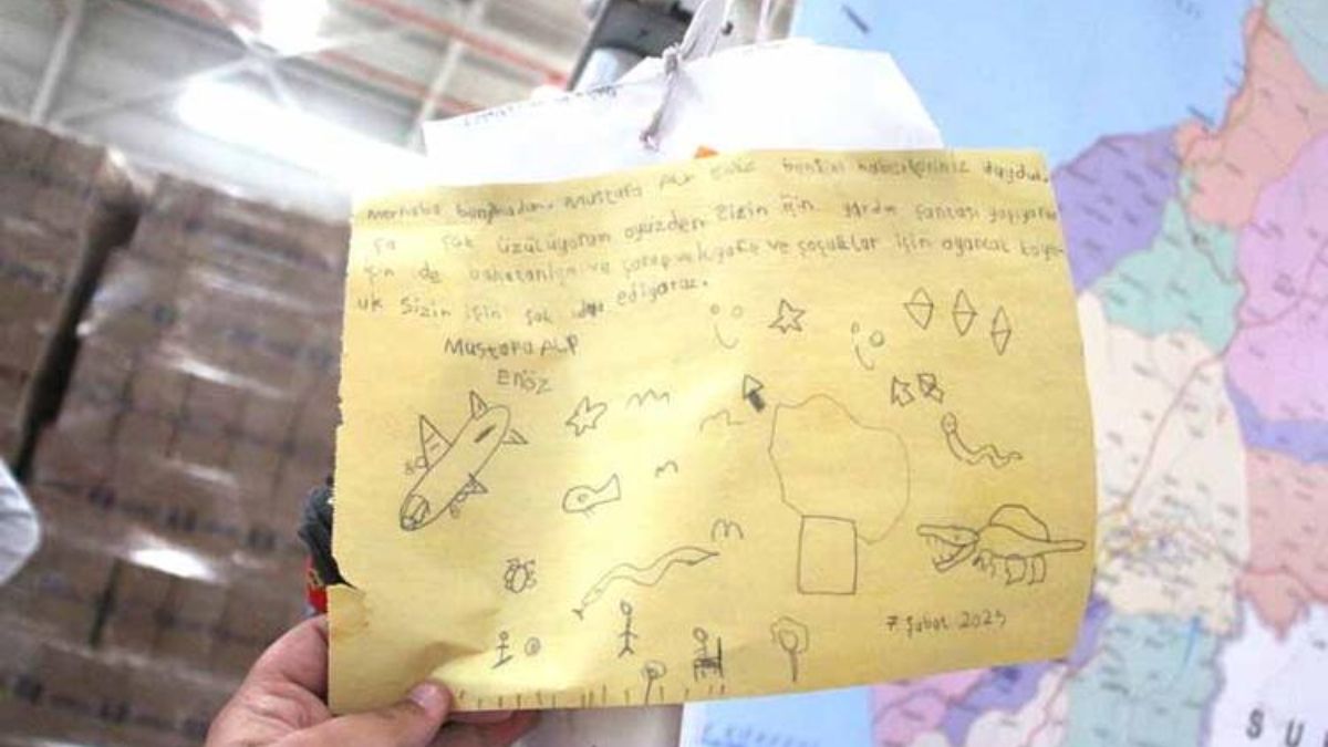 Hatay'daki depremzedelere gönderilen eşyaların arasındaki notlar