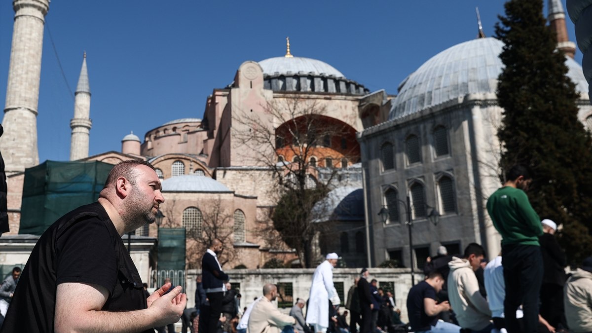 Ayasofya-i Kebir Camisi'nde Ramazan'ın ilk cuma namazı kılındı