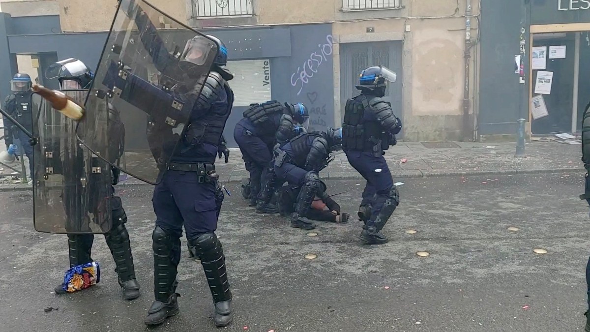 Fransa'da göstericileri tehdit eden polislere soruşturma açıldı