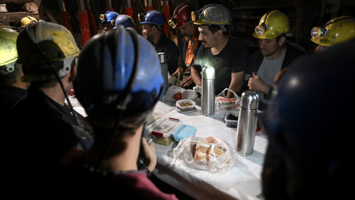 Somalı madencilerin iftar sofrası yerin metrelerce altında kuruluyor