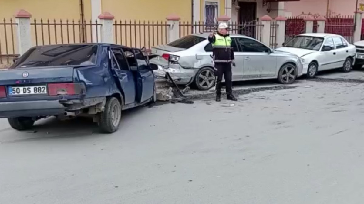 Mersin'de alkollü sürücü, park halindeki araçlara çarptı