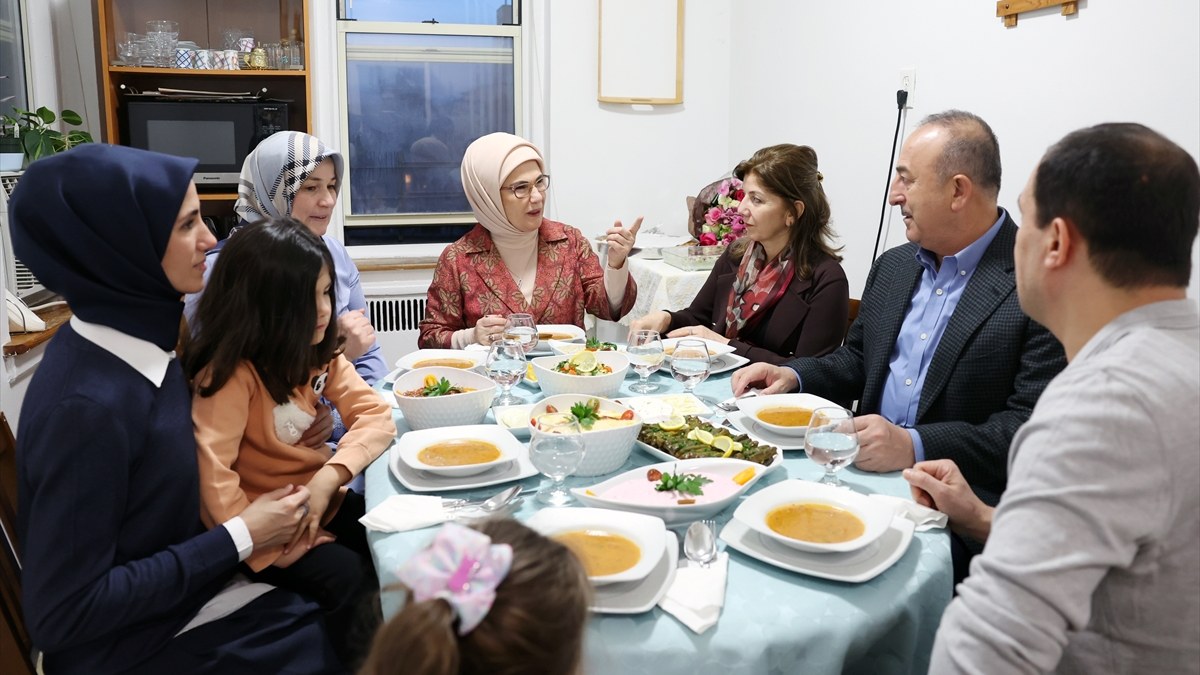 Türk ailesinin evinde iftar: Emine Erdoğan New York'ta sofraya oturdu!