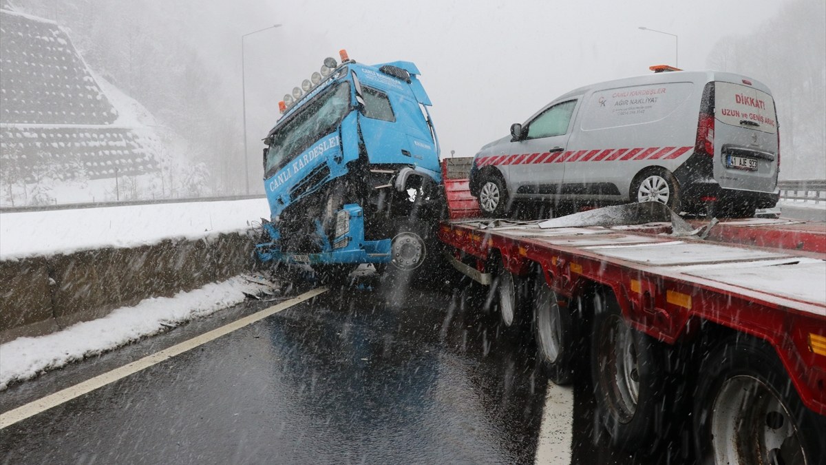 Bolu'da kar yağışı kazayı da beraberinde getirdi: Anadolu Otoyolu'nda ulaşım aksadı