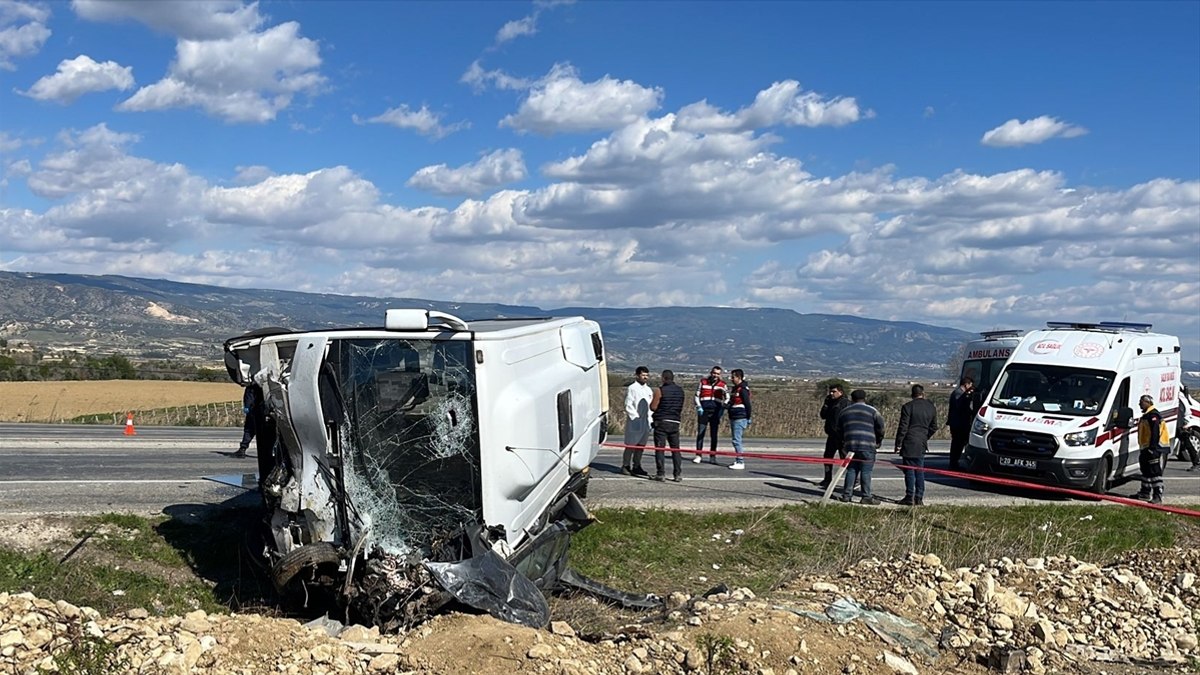 Denizli'de feci kaza: Tur midibüsü ile otomobil çarpıştı, 1 ölü 24 kişi yaralı