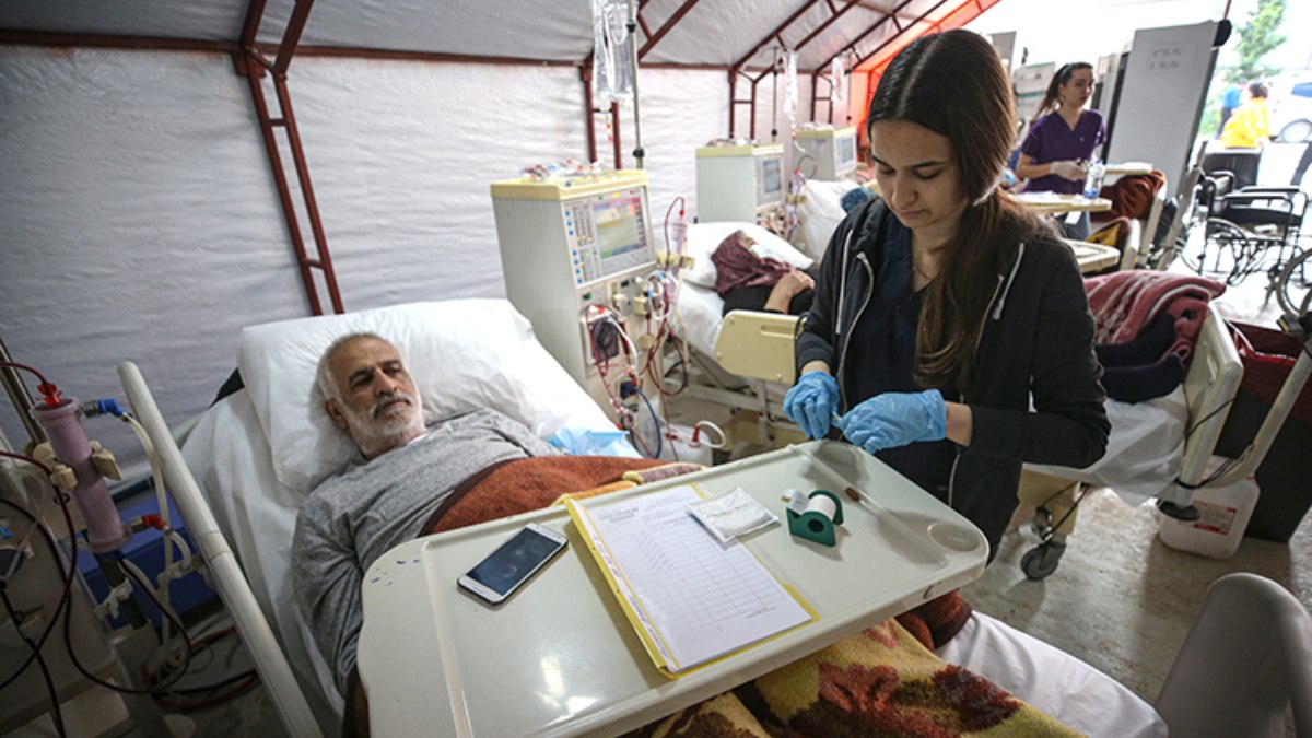 Hatay'da ağır hasarlı iki binadan çıkarılan cihazlarla diyaliz merkezi kuruldu