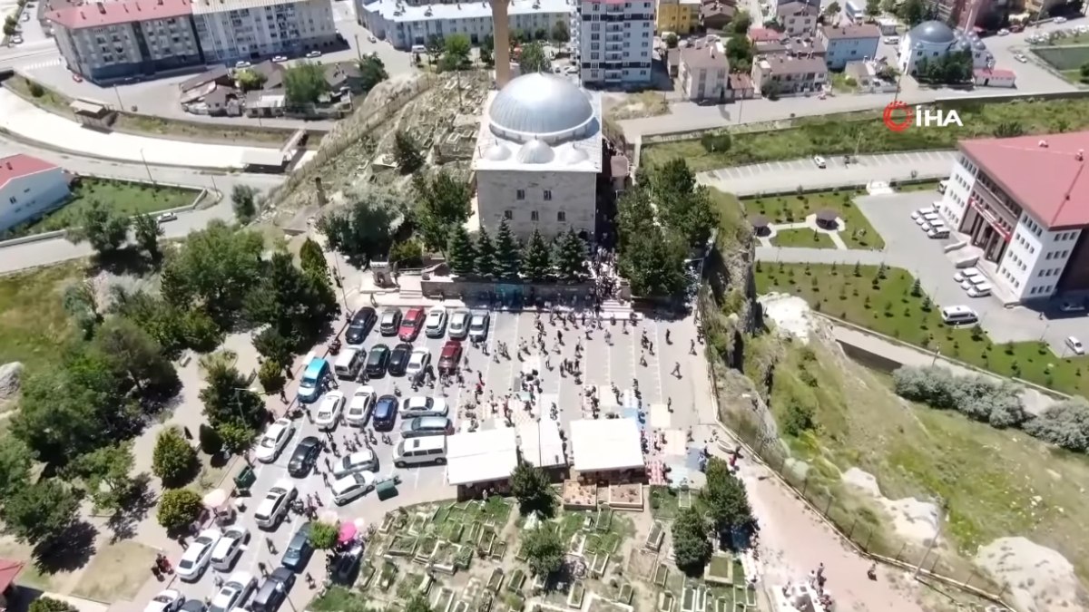 Sivas'ta uçurum kenarında bulunan Yukarı Tekke Camisi ziyaretçi akınına uğruyor