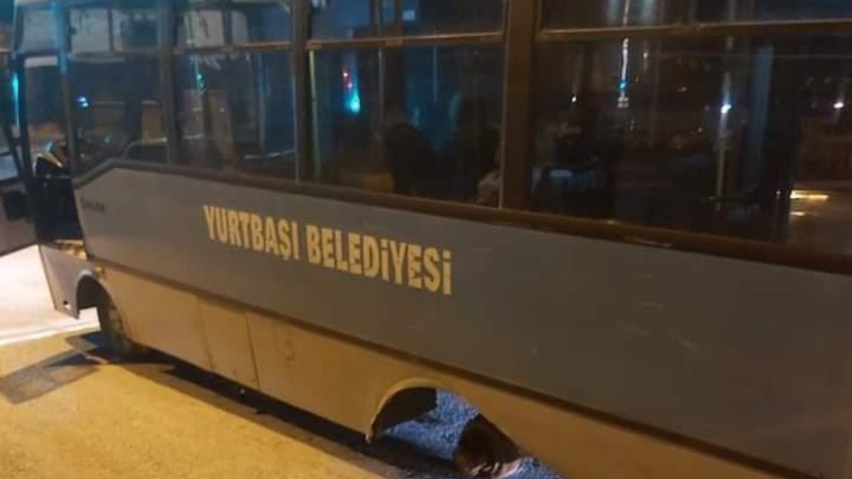 Elazığ'da belediye otobüsünün tekerleği seyir halindeyken yerinden çıktı