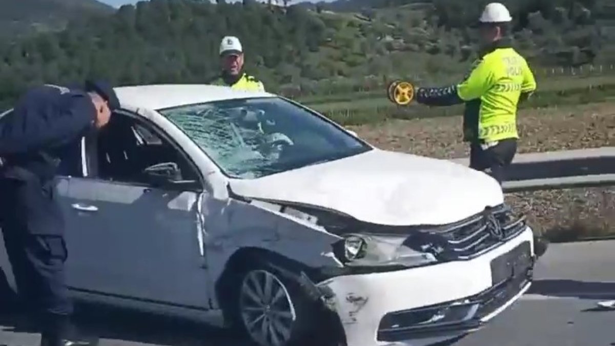 İzmir'de feci kaza: Araçtan inerken başka bir otomobil çarptı