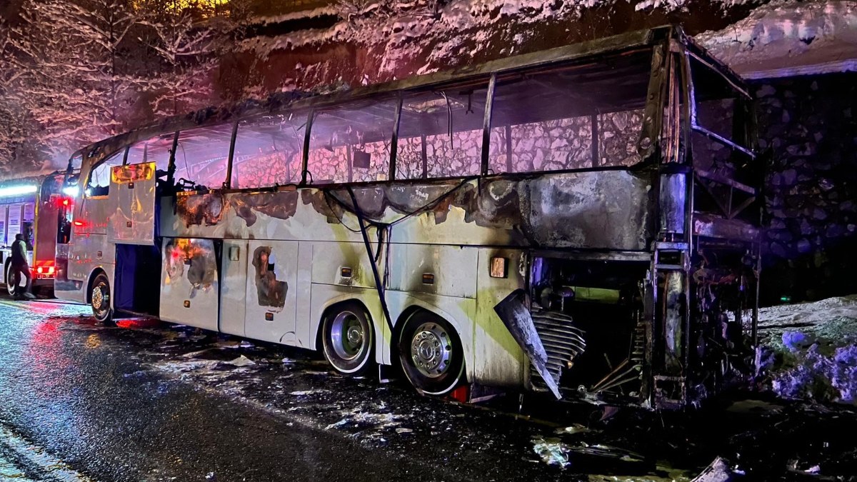 Rize'den Malatya'ya polisleri taşıyan otobüs alev alev yandı