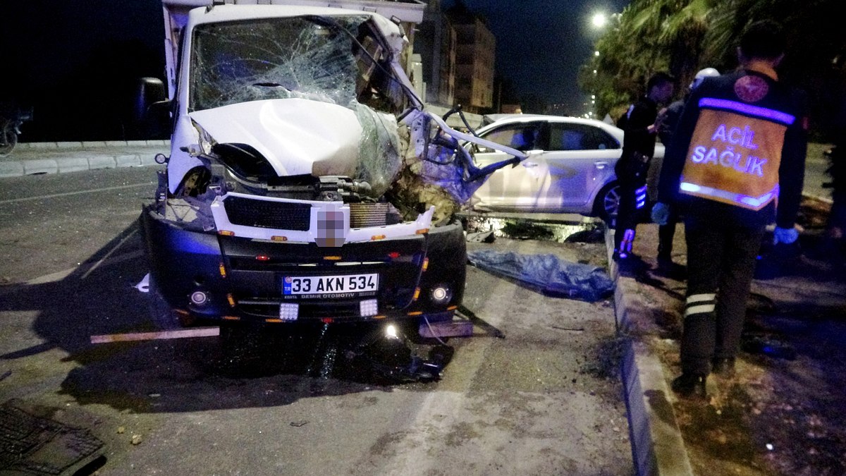 Mersin'de otomobil karşı şeride geçip kamyonete çarptı: 1 ölü, 3 yaralı