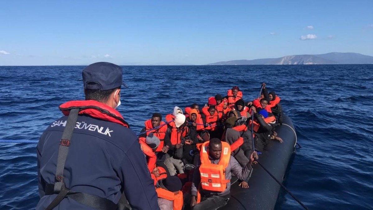Yunanistan'ın ölüme ittiği 41 göçmen Sahil Güvenlik ekiplerince kurtarıldı