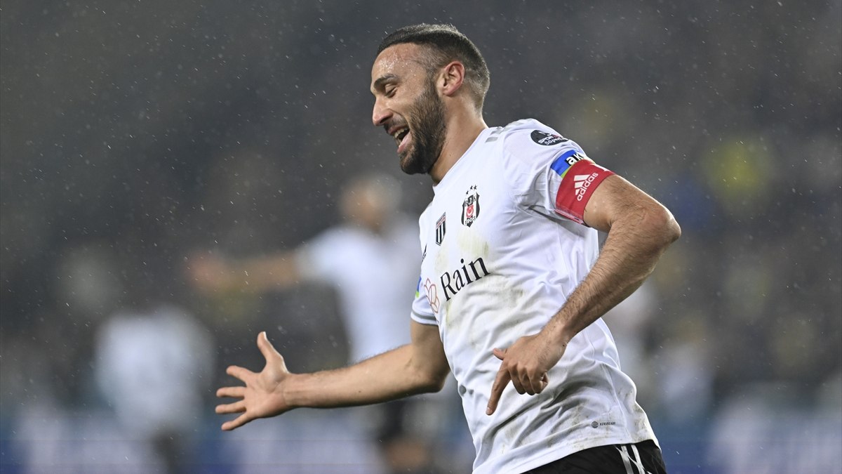 Beşiktaş'ın golcüsü Cenk Tosun: Derbi galibiyeti Tayyip Talha'ya armağan olsun