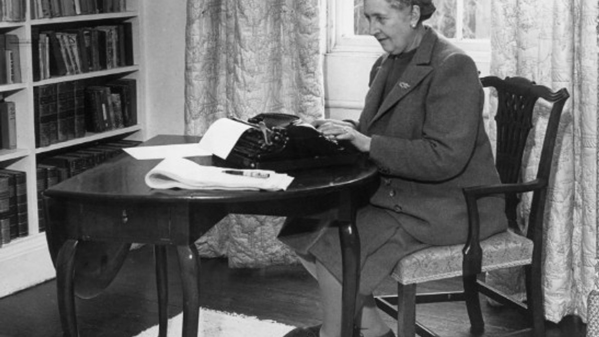 Agatha Christie'yi anlatan kapsamlı biyografi: Agatha Christie-Hayatın Ortasında Ölümün İçindeyiz