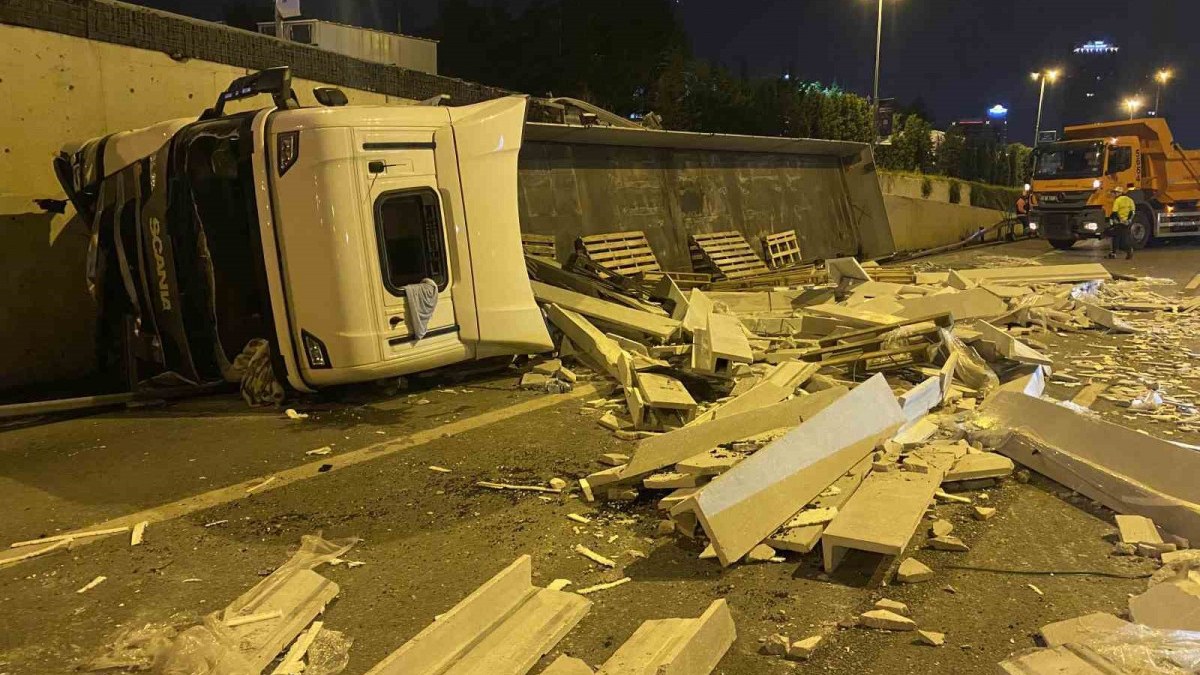 İstanbul Maltepe'de mermer yüklü tır D-100 karayoluna düştü