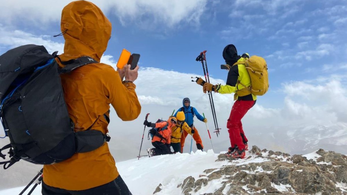 Nisan ayında Nemrut Dağı’na akın eden 10 yabancı dağcı zirveye tırmandı