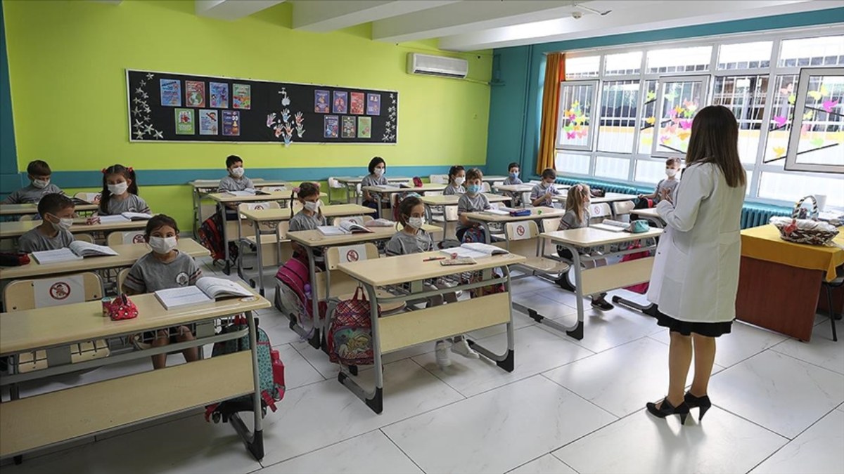 Deprem bölgesindeki öğretmenlere isteğe bağlı yer değişikliği hakkı tanındı