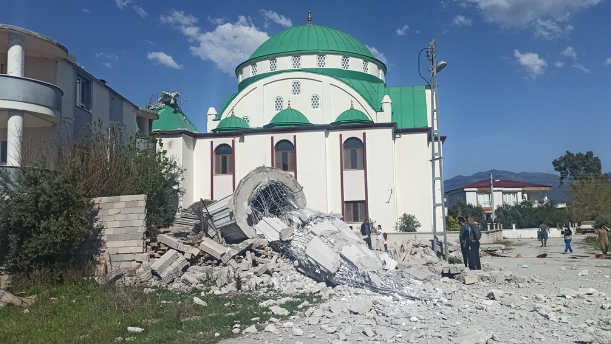 Osmaniye'de hasarlı minare halatla yıkıldı
