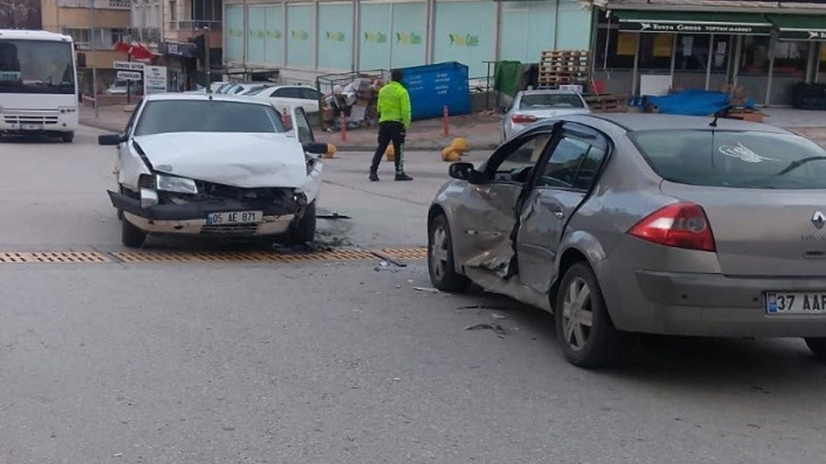 Kastamonu'da iki otomobil kafa kafaya çarpıştı: 2 yaralı
