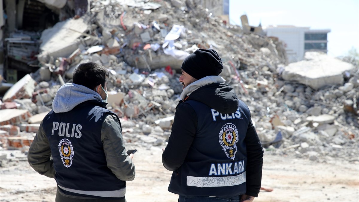 Deprem bölgesinde güvenlik güçlerinin çalışmaları sürüyor