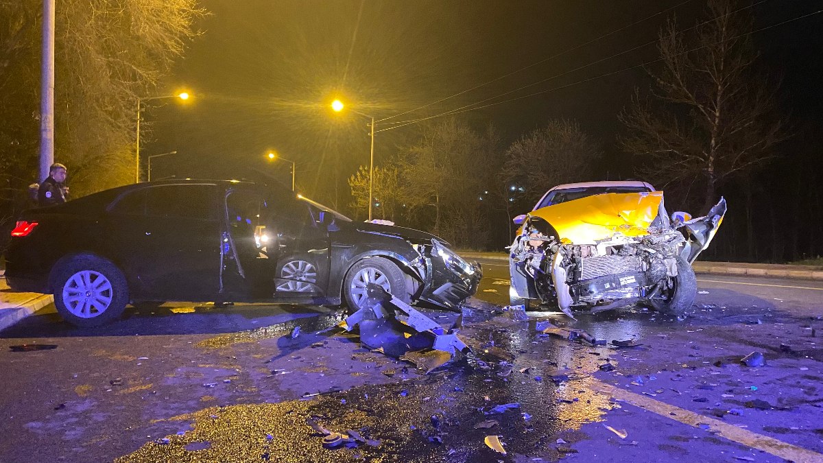 Diyarbakır'da iki otomobil çarpıştı: 1'i ağır 4 yaralı