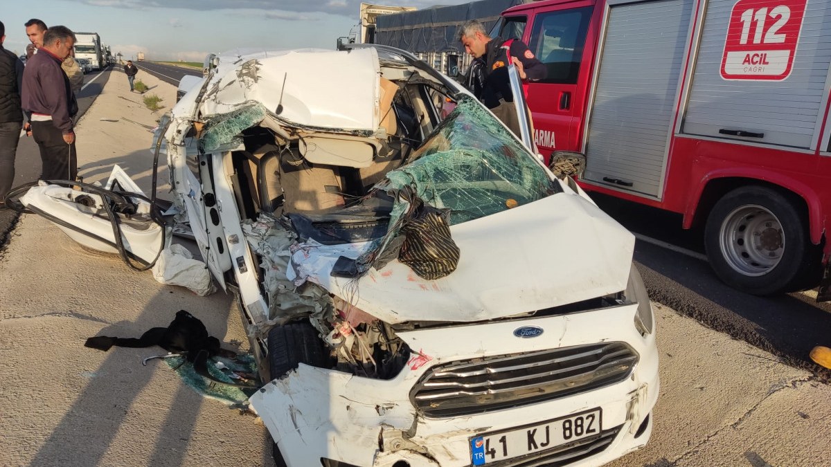 Mardin'de hafif ticari araç tıra çarptı: 1 ölü  yaralı