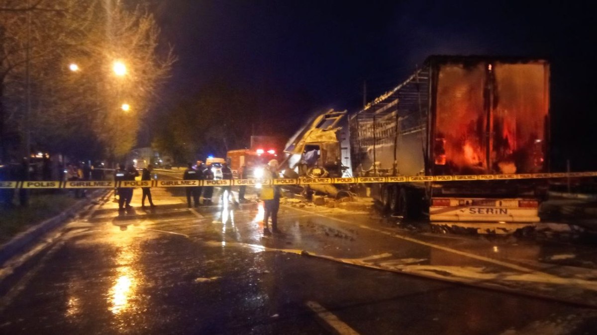 Sakarya'da tır kazası! Sürücü yanarak öldü