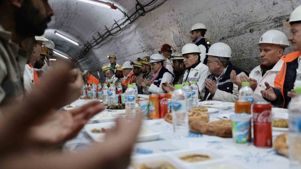 Bakan Dönmez maden işçileriyle iftar yaptı