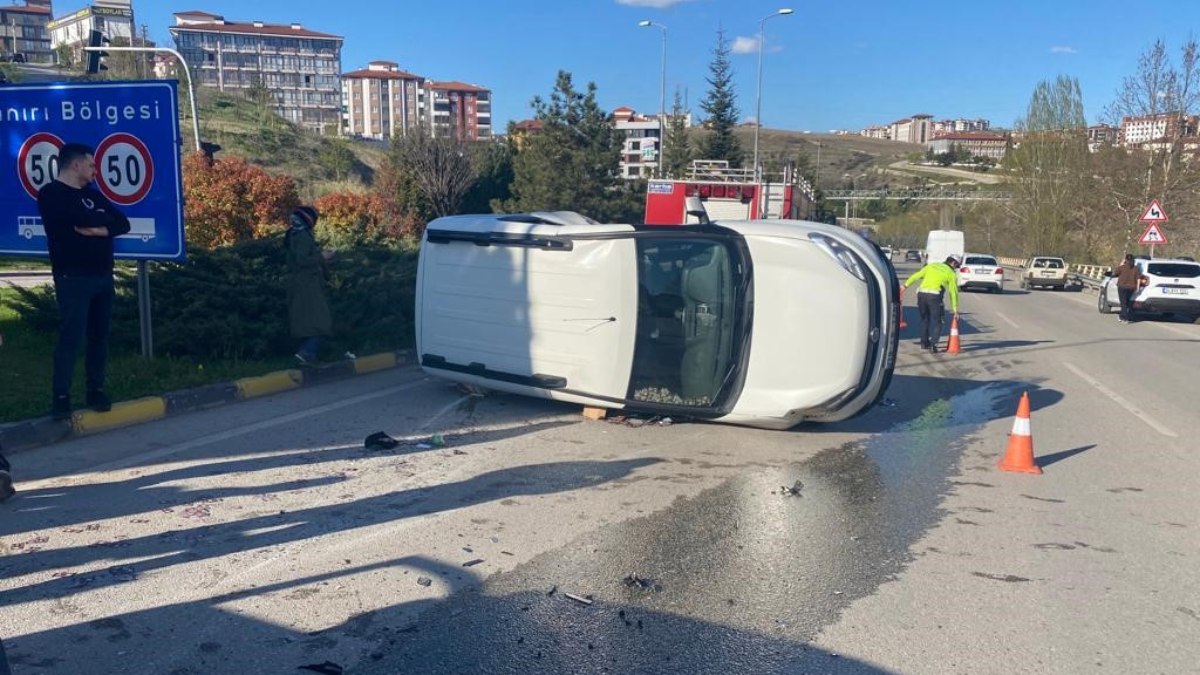 Karabük'te kaza yapan araç devrildi: 2 yaralı