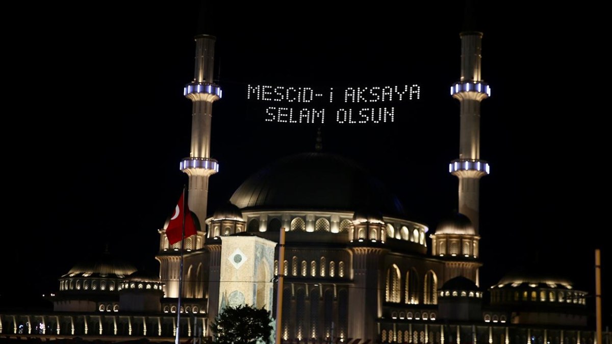 Taksim Camii'nden Mescid-i Aksaya destek mahyası