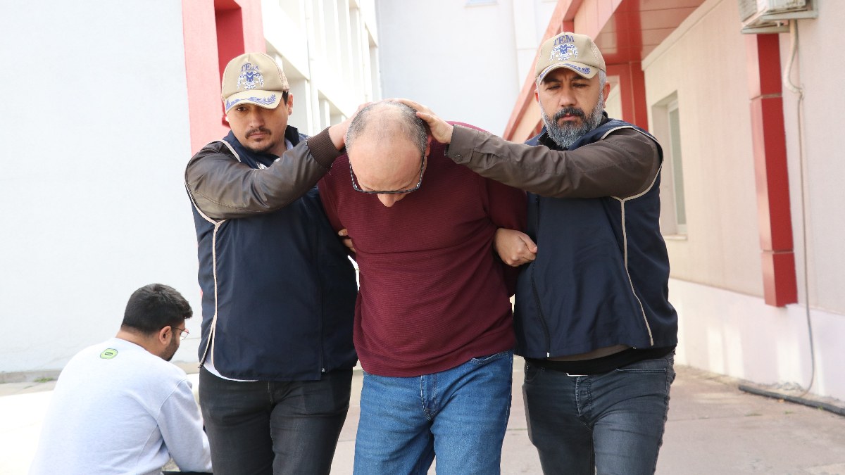 Adana'da FETÖ'cünün saklandığı yerden servet çıktı