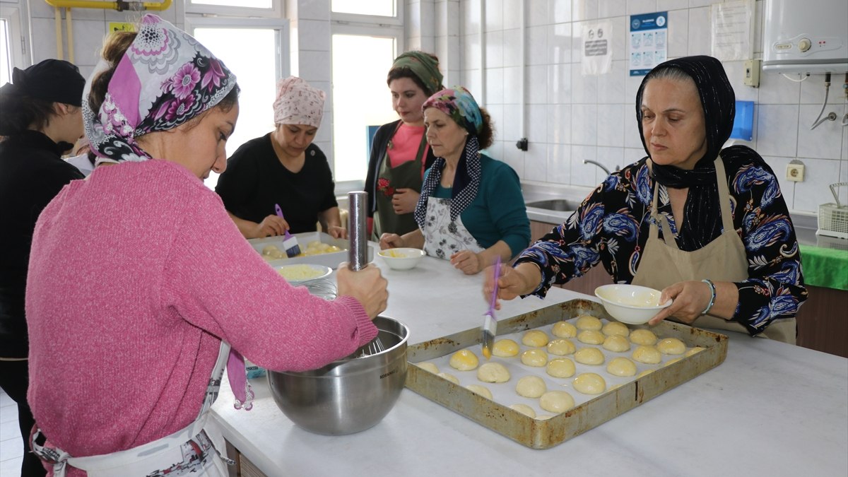 Depremzedeler, Edirne'de yemek kursuna katıldı