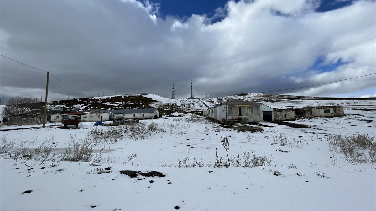 Kars'ta kar yağışı etkisini gösterdi: Köyler beyaz örtüyle kaplandı