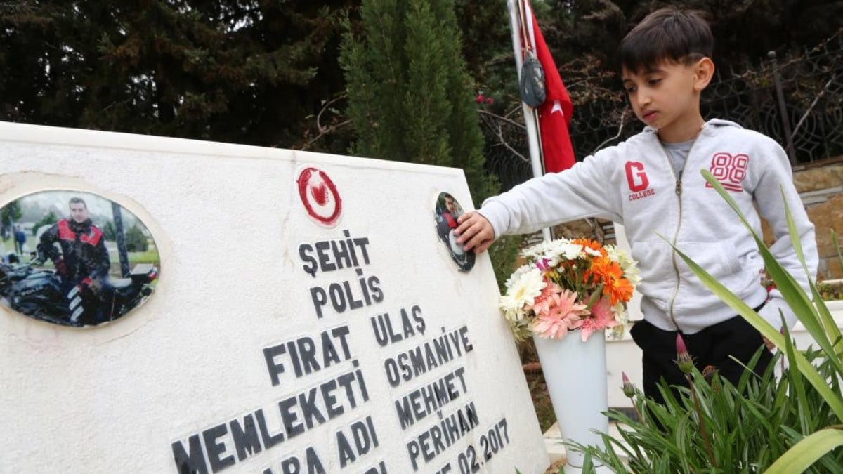 Adana'da 6 yıl önce şehit düşen Fırat Ulaş'ın oğlu, babasını Polis Haftası'nda unutmadı