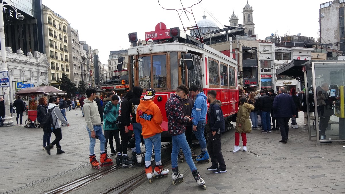 Taksim'de nostaljik tramvay önünde tehlikeli paten kuyruğu
