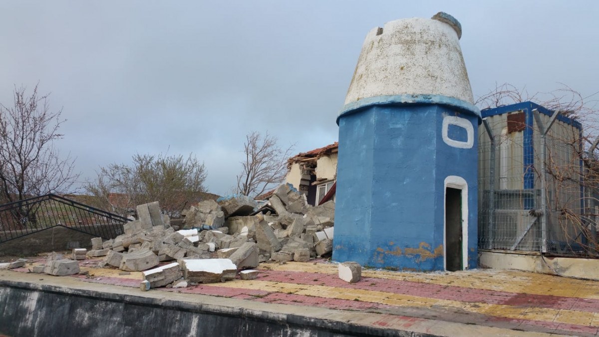 Aksaray'da fırtınada yıkılan minare imamı yaraladı