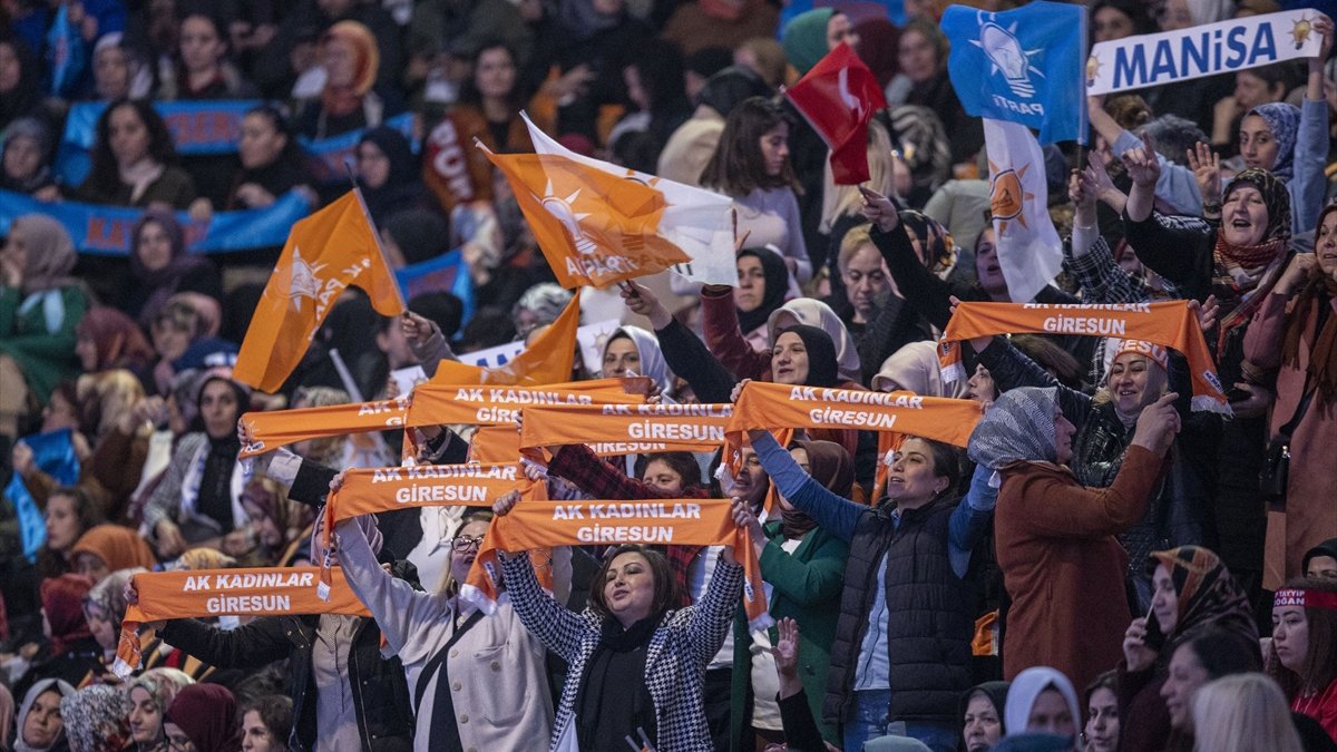 AK Parti’nin aday tanıtım toplantısına yoğun katılım